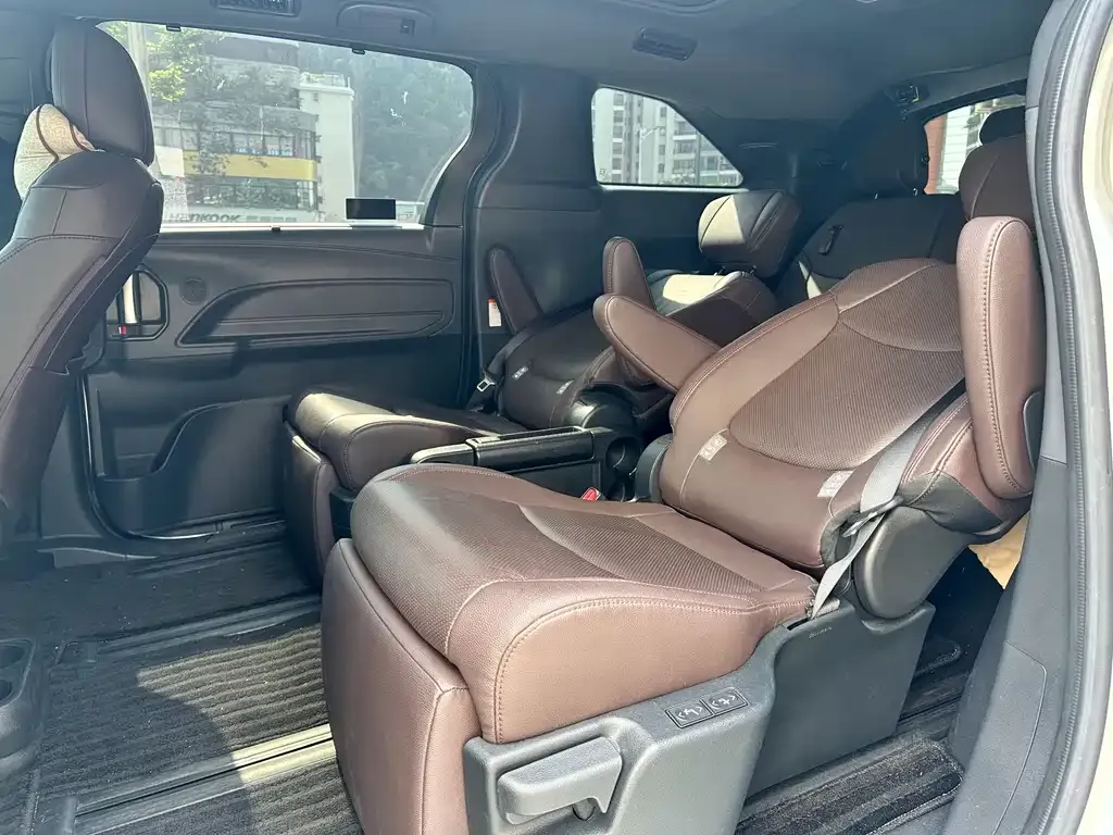 Toyota Granvia — фото 3