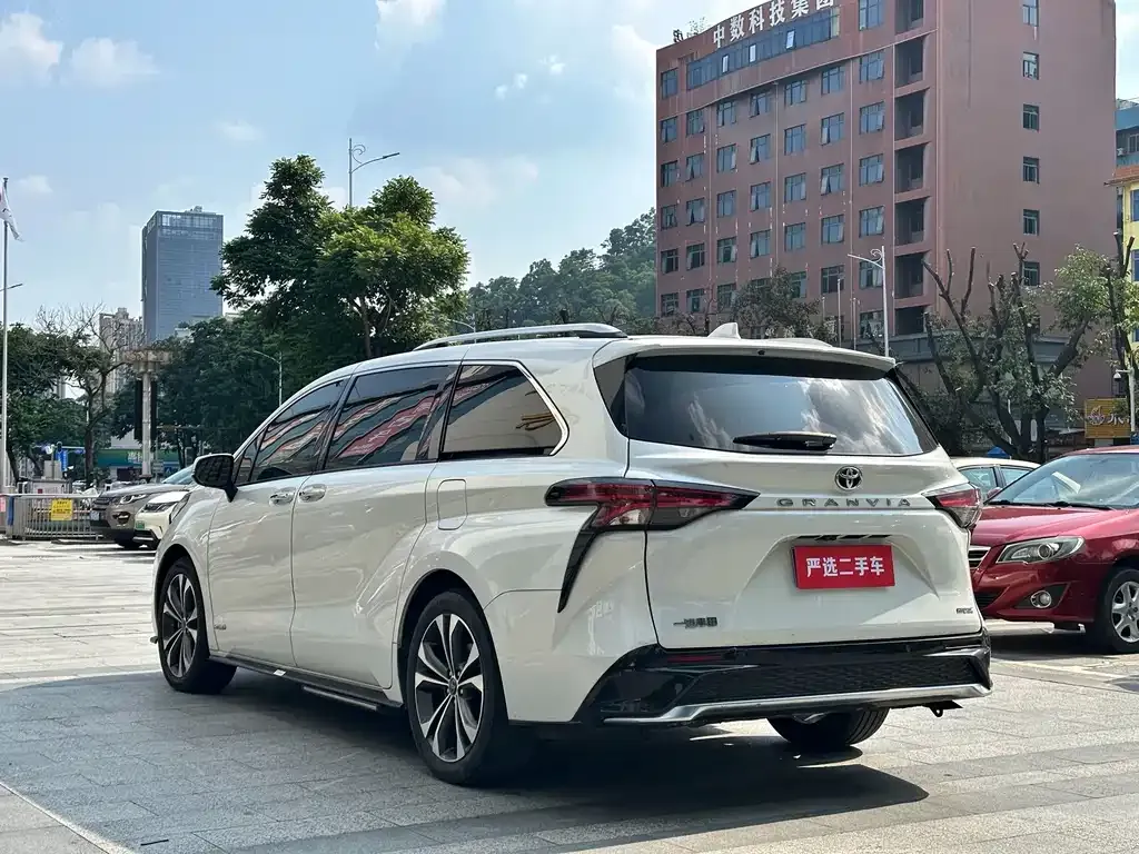 Toyota Granvia — фото 8