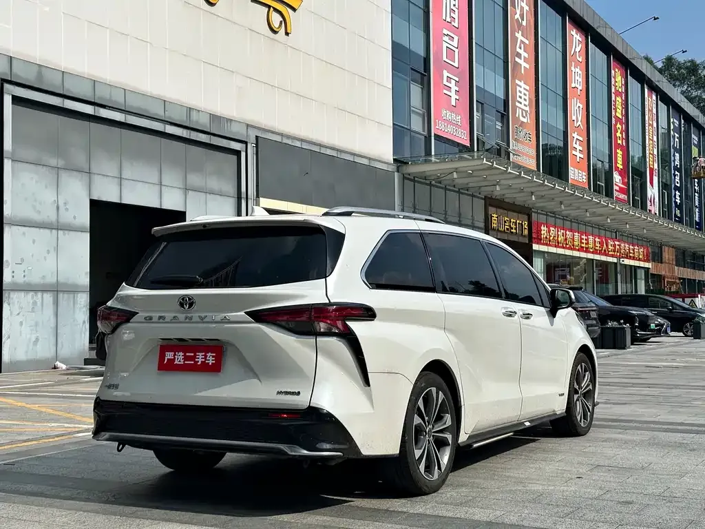 Toyota Granvia — фото 4