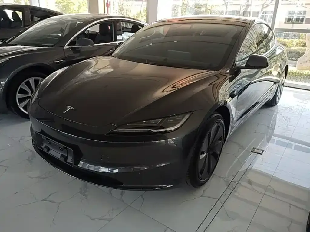 Tesla Model 3 — фото 1