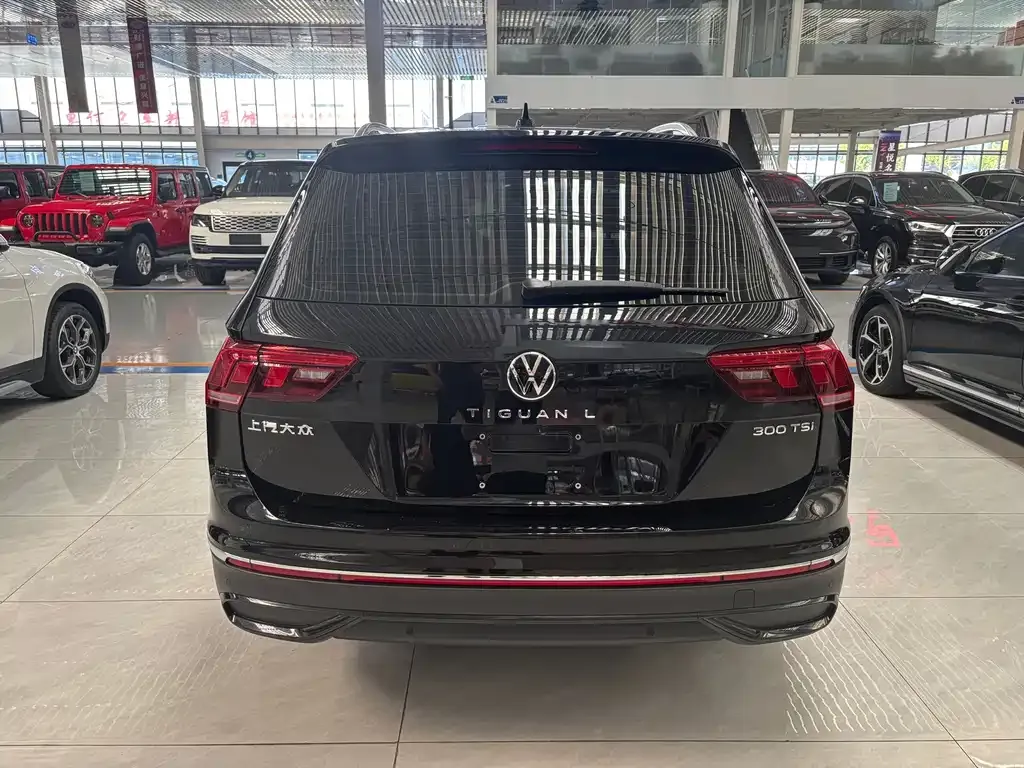 Volkswagen Tiguan L — фото 10