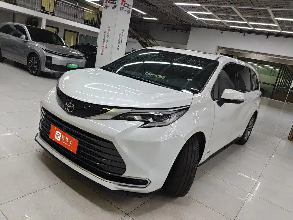 Toyota Sienna — фото 1