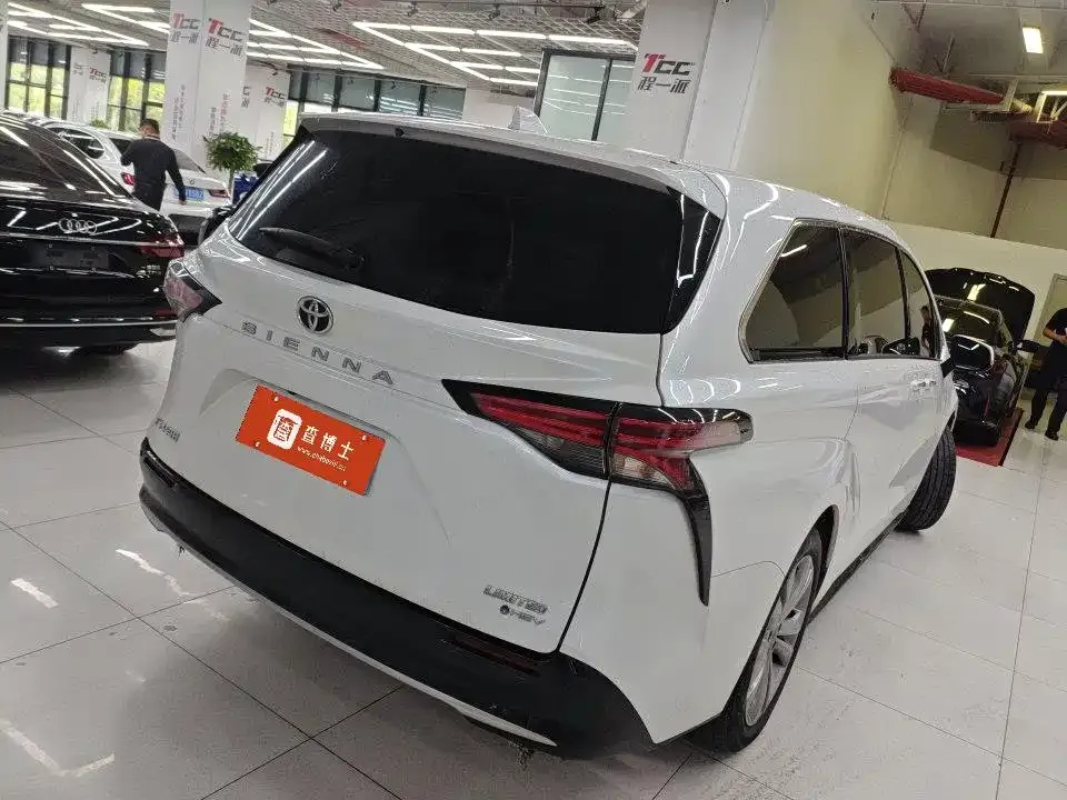 Toyota Sienna — фото 4