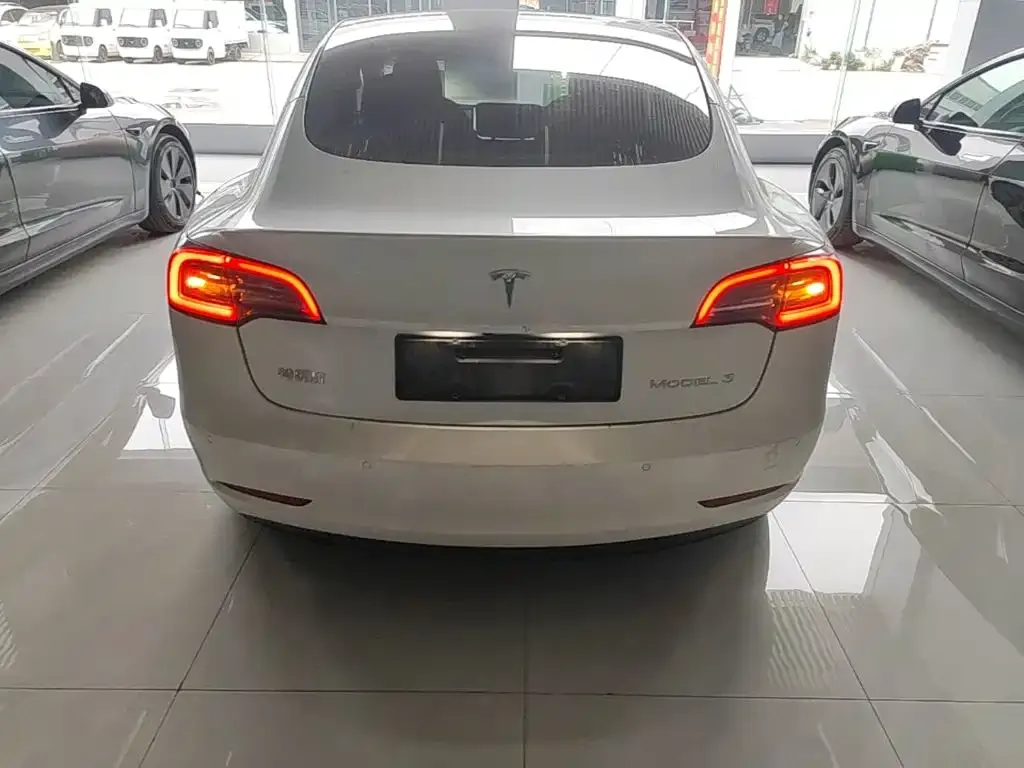 Tesla Model 3 — фото 10