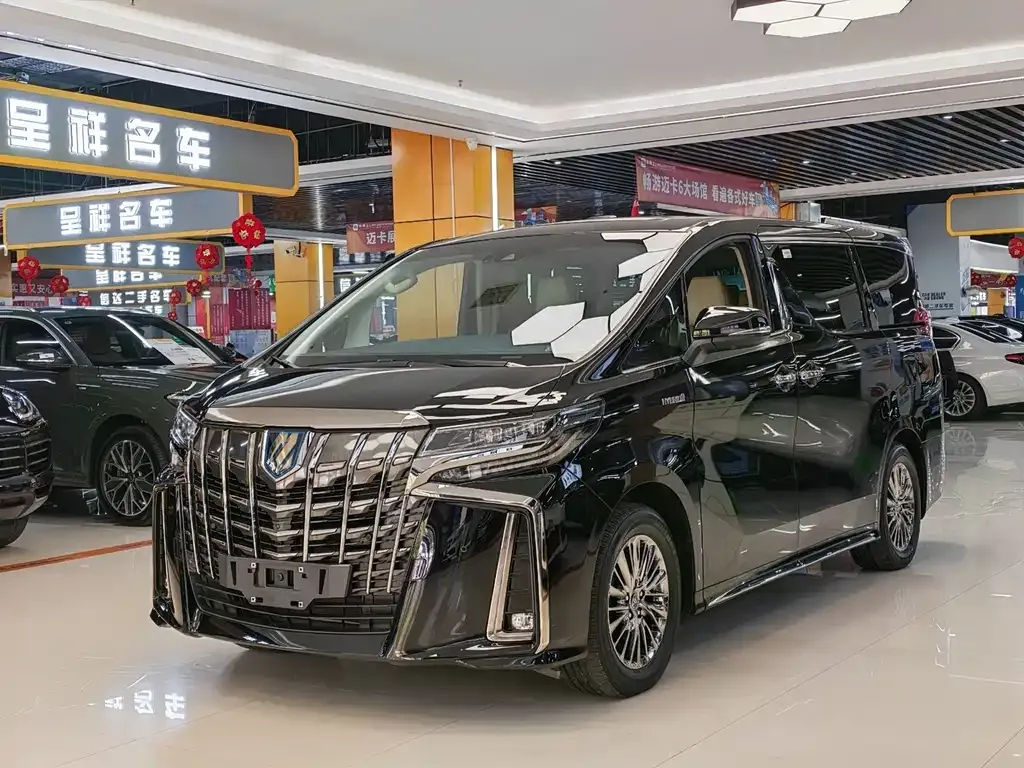 Toyota Alphard — фото 1