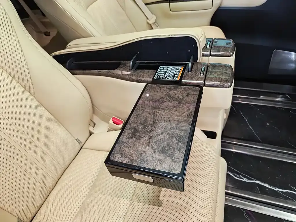 Toyota Alphard — фото 4