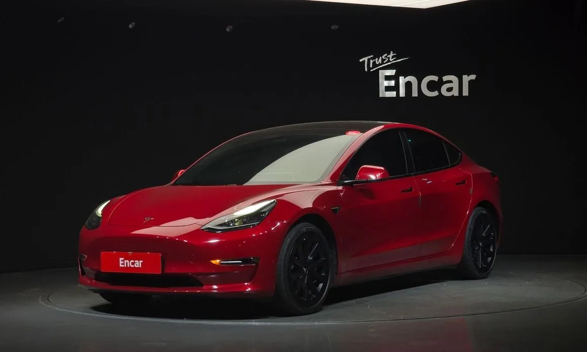 Tesla Model 3 — фото 1