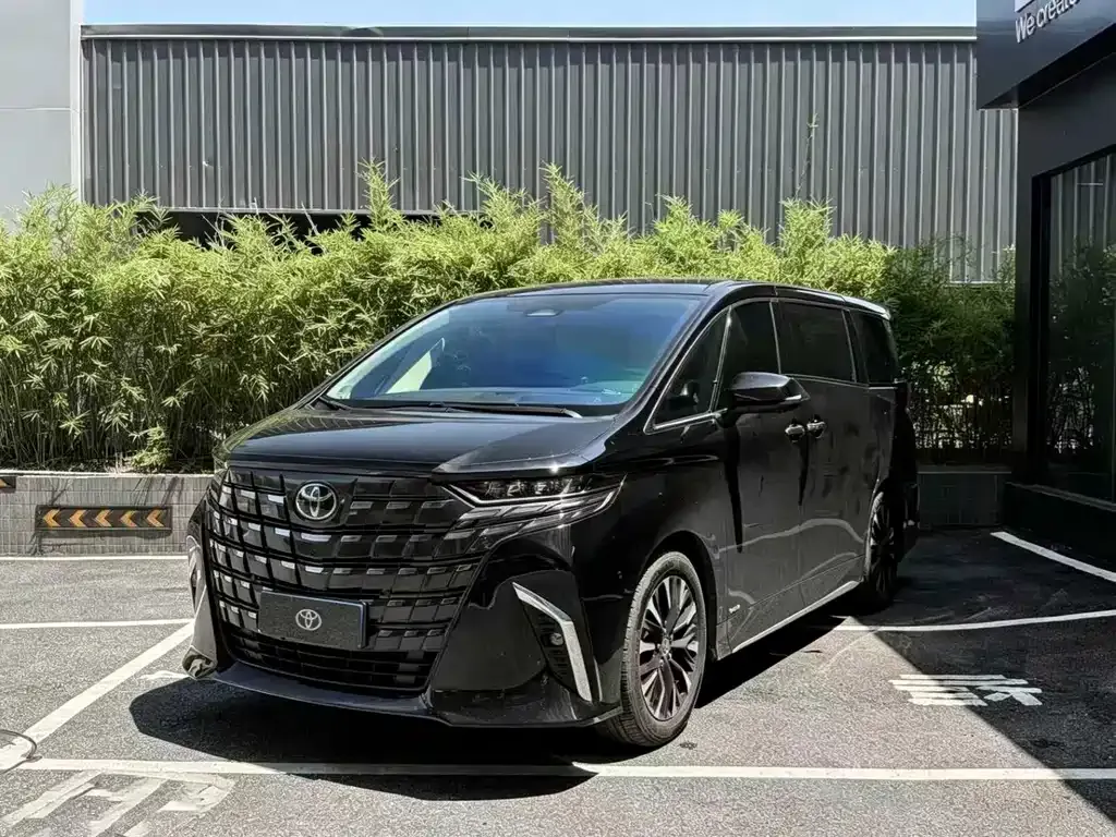 Toyota Alphard — фото 1