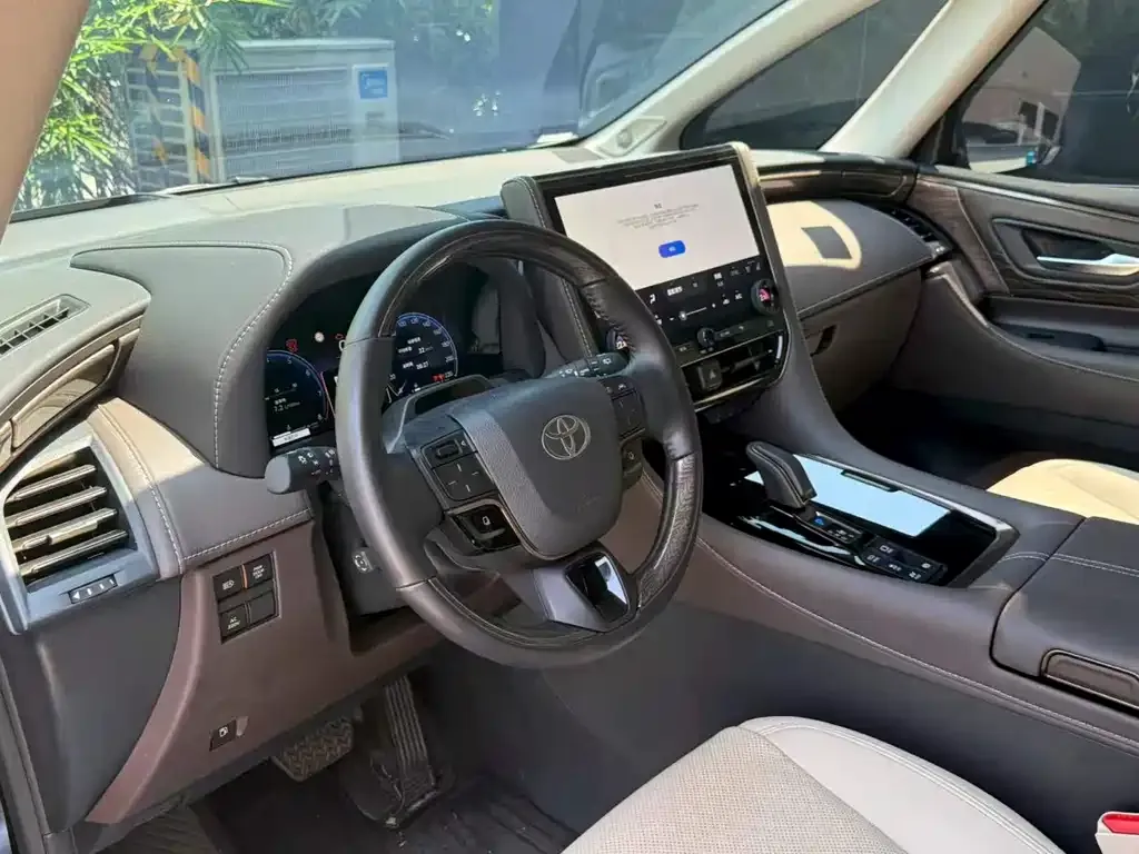 Toyota Alphard — фото 4