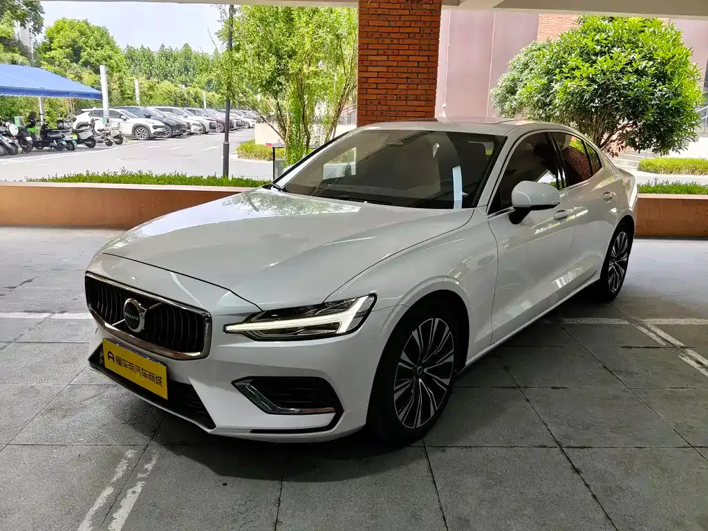 Volvo S60 — фото 1