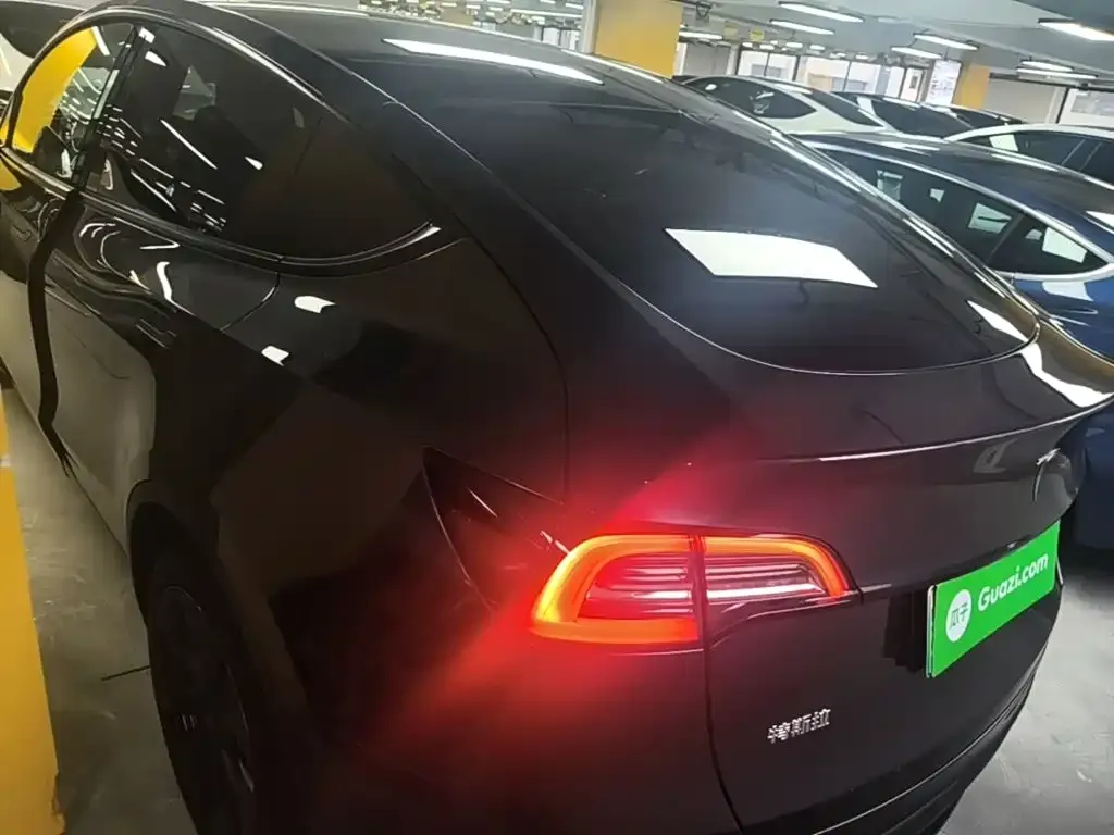 Tesla Model Y — фото 10