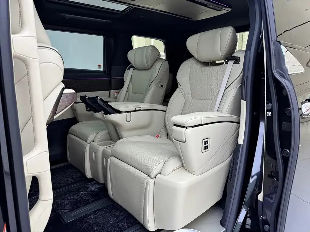 Toyota Alphard — фото 4