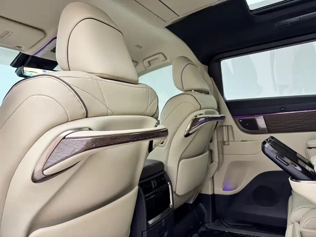 Toyota Alphard — фото 5