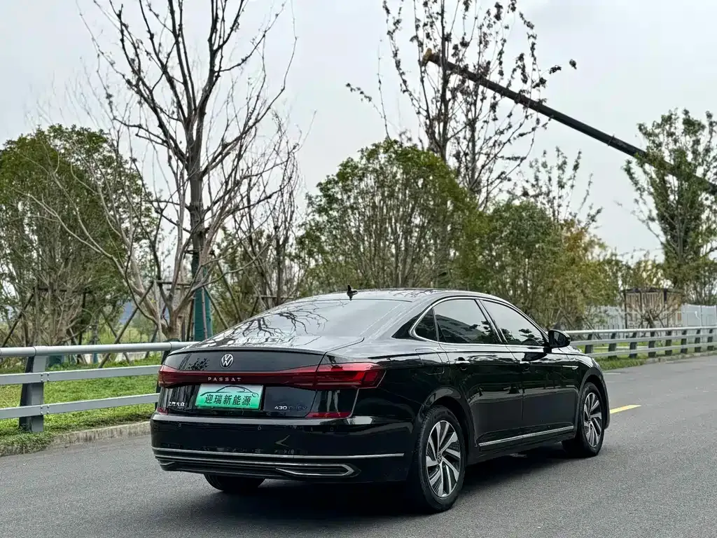 Volkswagen Passat PHEV — фото 8