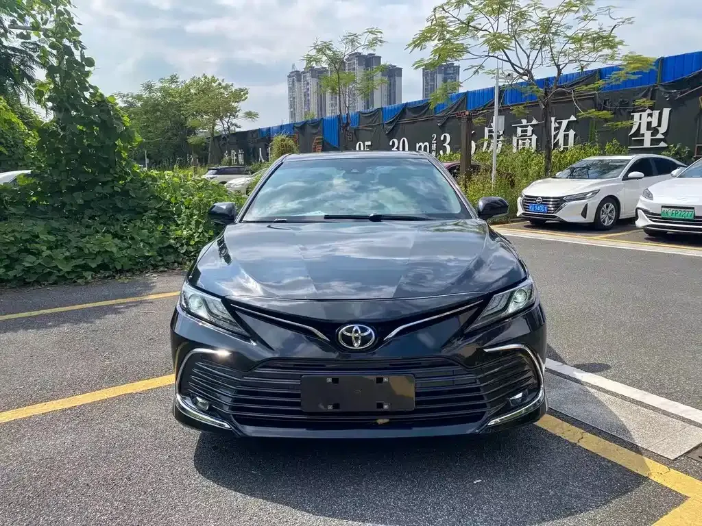 Toyota Camry — фото 1