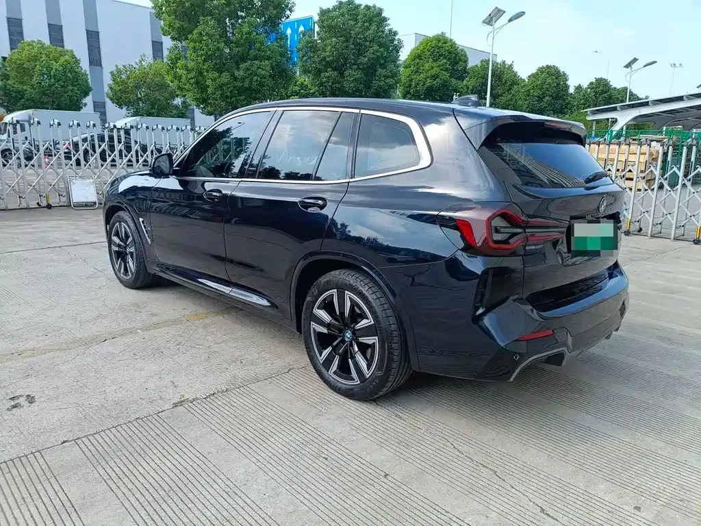 BMW iX3 — фото 9