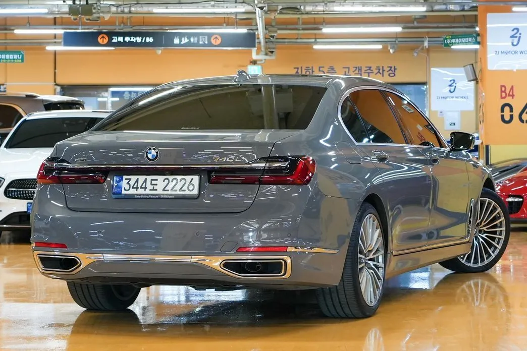 BMW 7-Series — фото 10