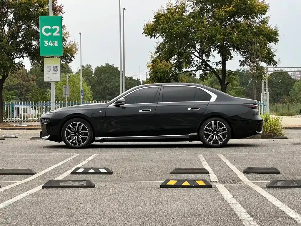 BMW i7 — фото 7