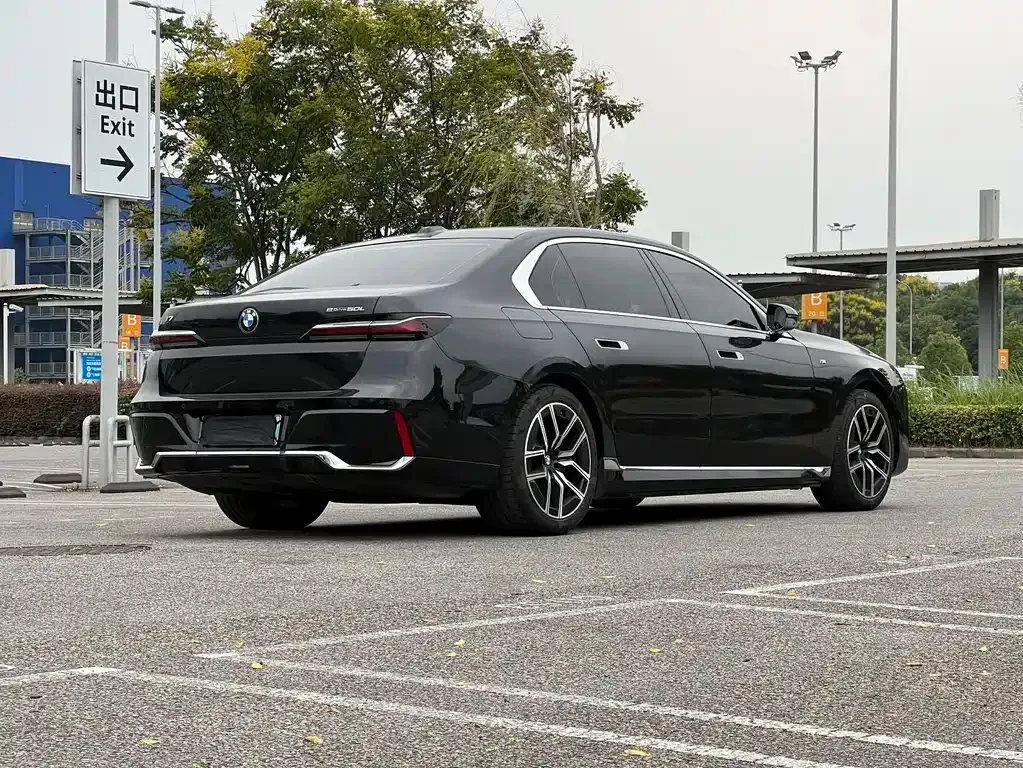BMW i7 — фото 10