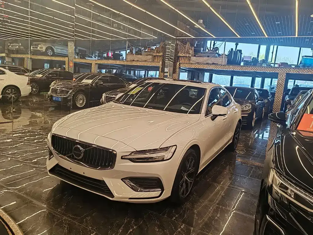 Volvo S60 — фото 1
