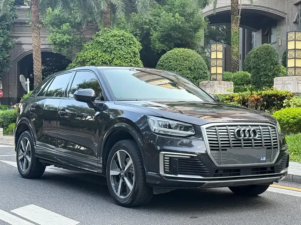 Audi Q2L e-tron — фото 1