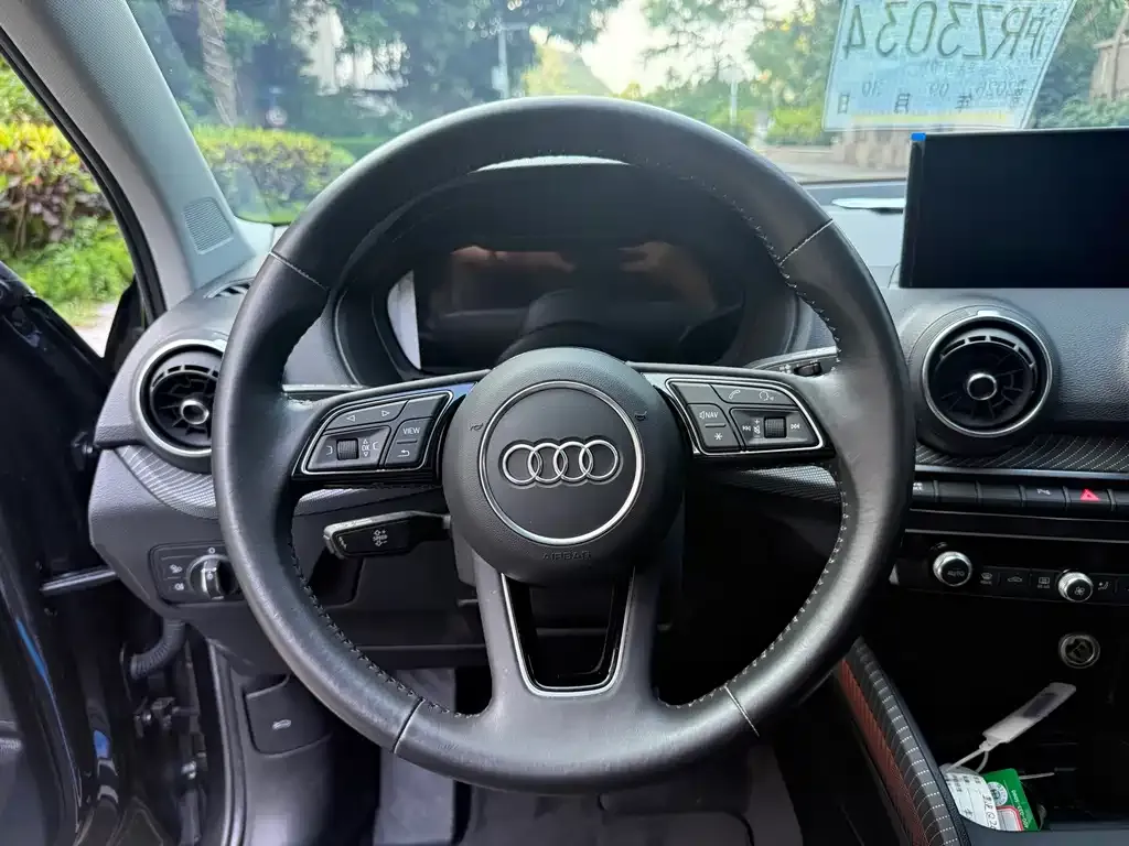 Audi Q2L e-tron — фото 2