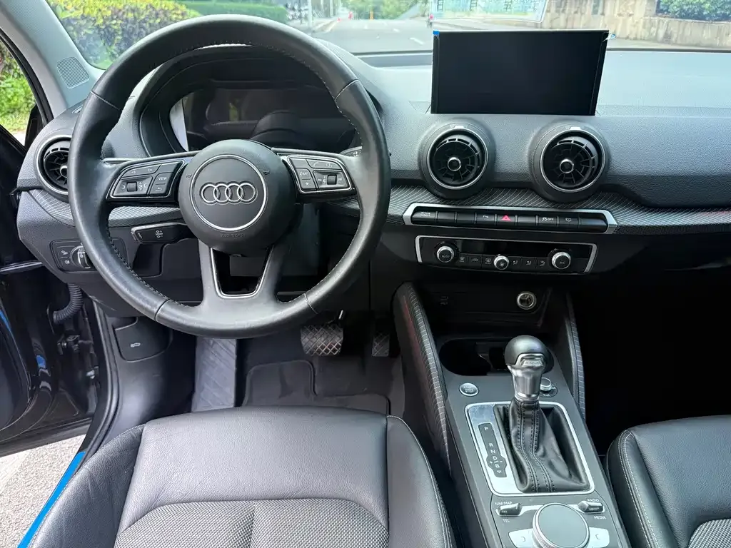 Audi Q2L e-tron — фото 3