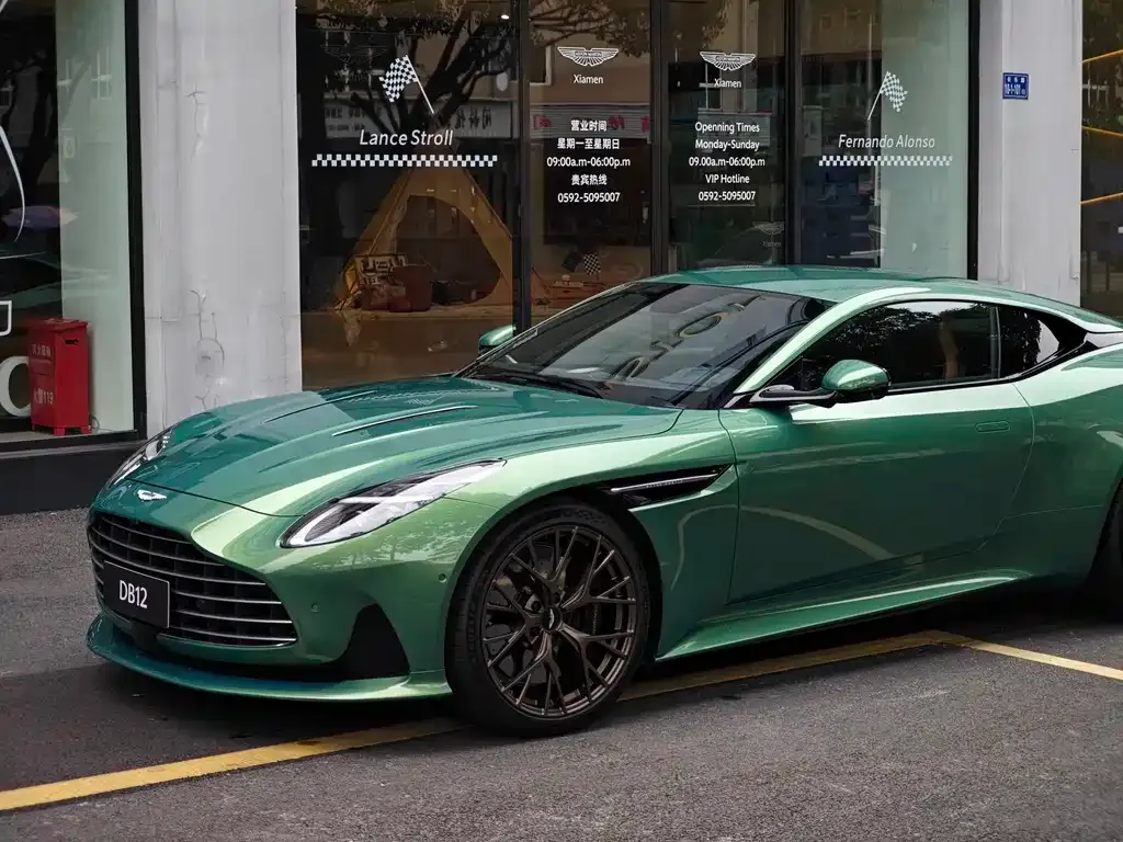 Aston Martin DB12 — фото 1