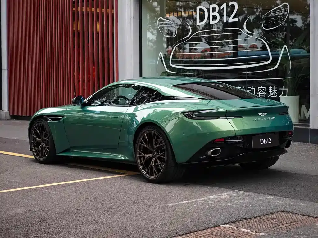 Aston Martin DB12 — фото 10