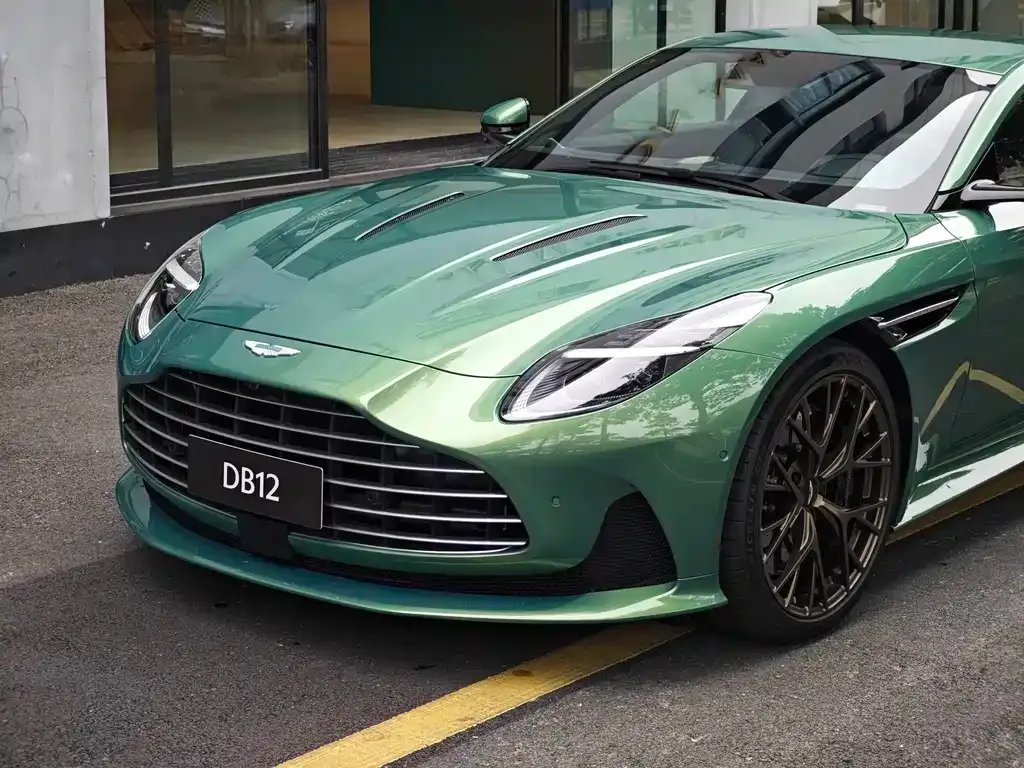 Aston Martin DB12 — фото 4