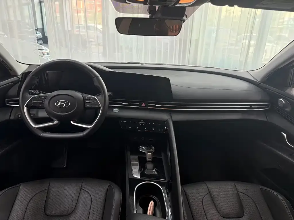 Hyundai Elantra — фото 10