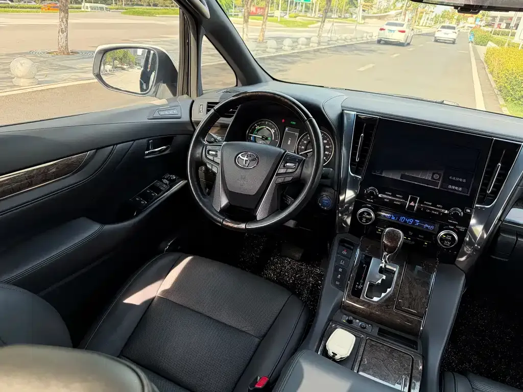 Toyota Vellfire — фото 10