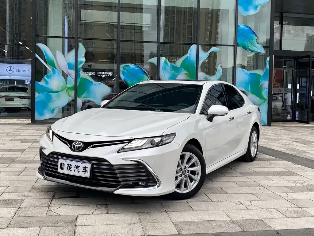 Toyota Camry — фото 1