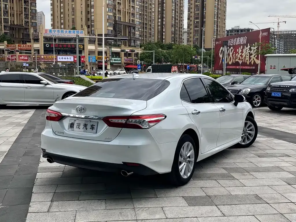 Toyota Camry — фото 10