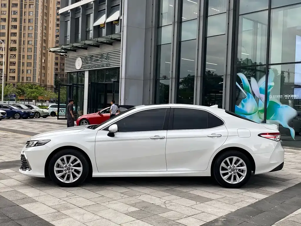 Toyota Camry — фото 5