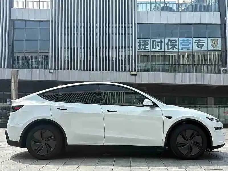 Tesla Model Y — фото 9
