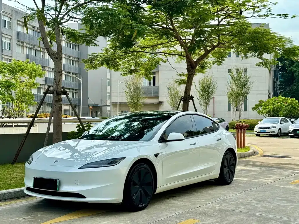 Tesla Model 3 — фото 1