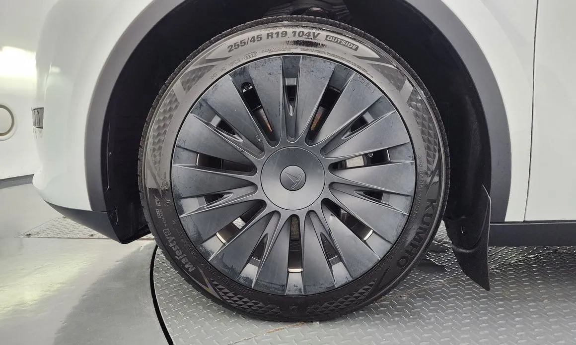 Tesla Model Y — фото 8