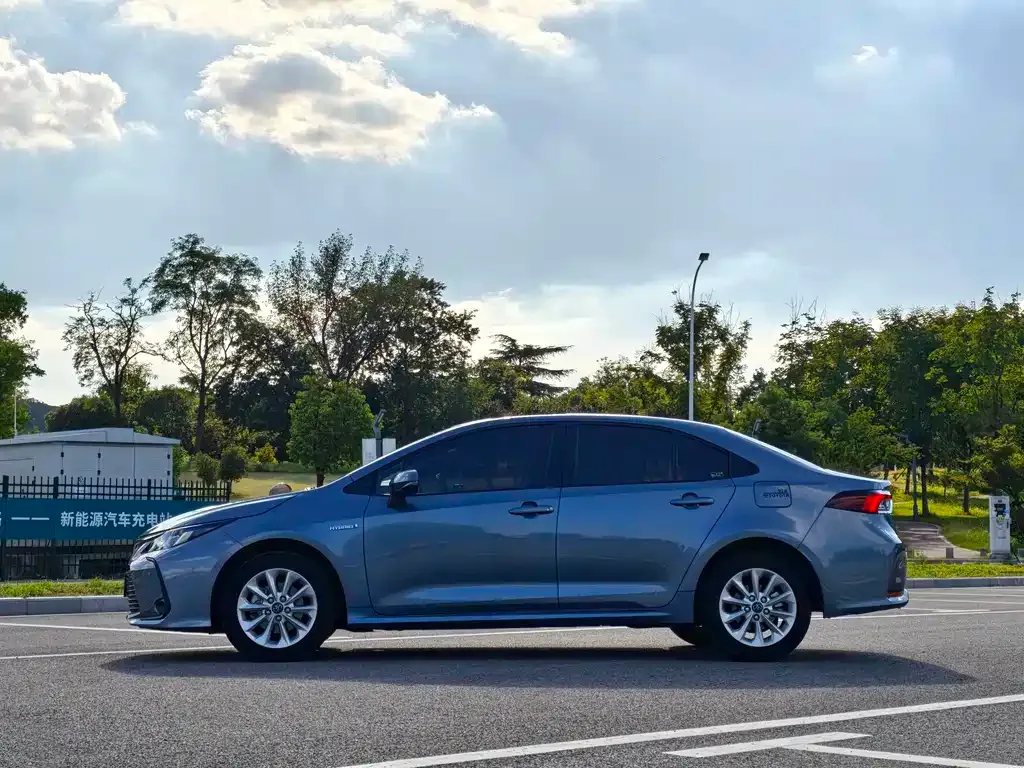 Toyota Corolla — фото 7