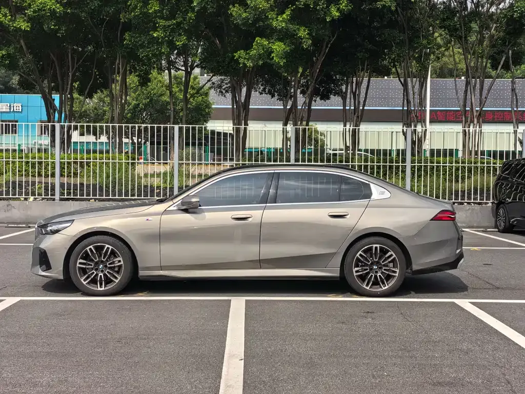 BMW 5 Series — фото 10