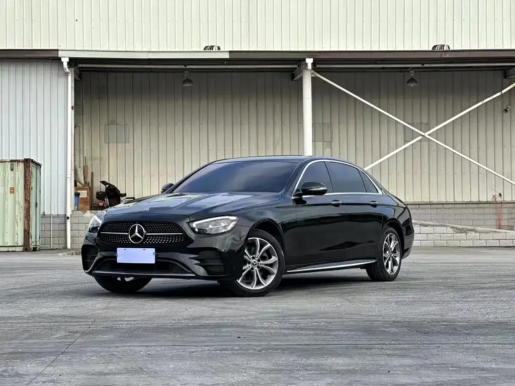Mercedes-Benz E-Class — фото 1