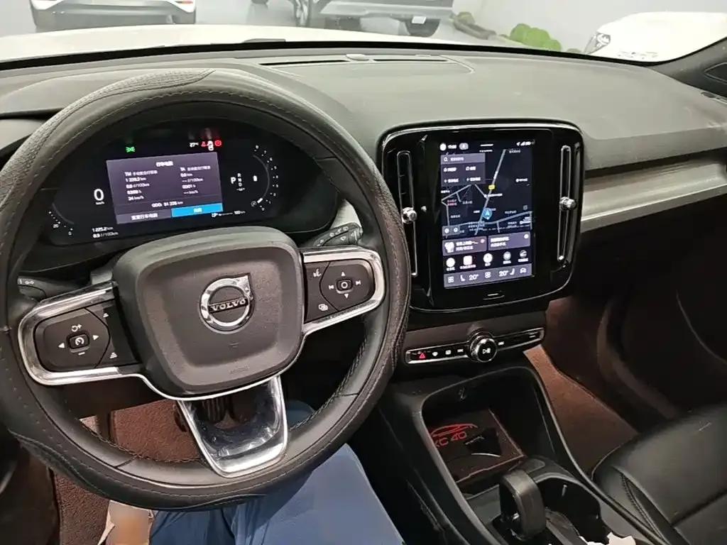 Volvo XC40 — фото 10