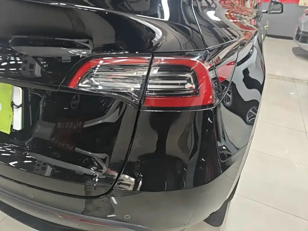 Tesla Model Y — фото 10