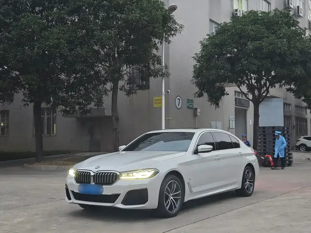 BMW 5 Series — фото 1