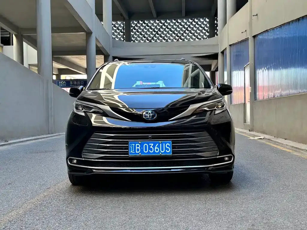 Toyota Sienna — фото 1