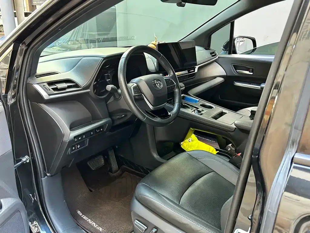 Toyota Sienna — фото 4
