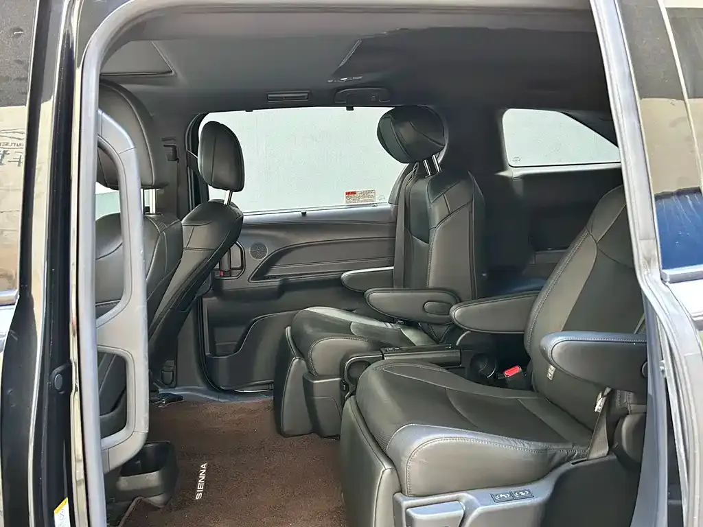 Toyota Sienna — фото 2