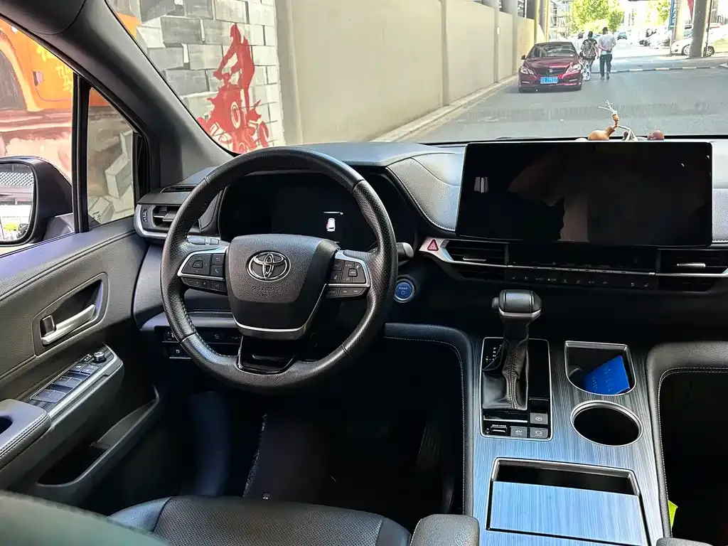 Toyota Sienna — фото 6