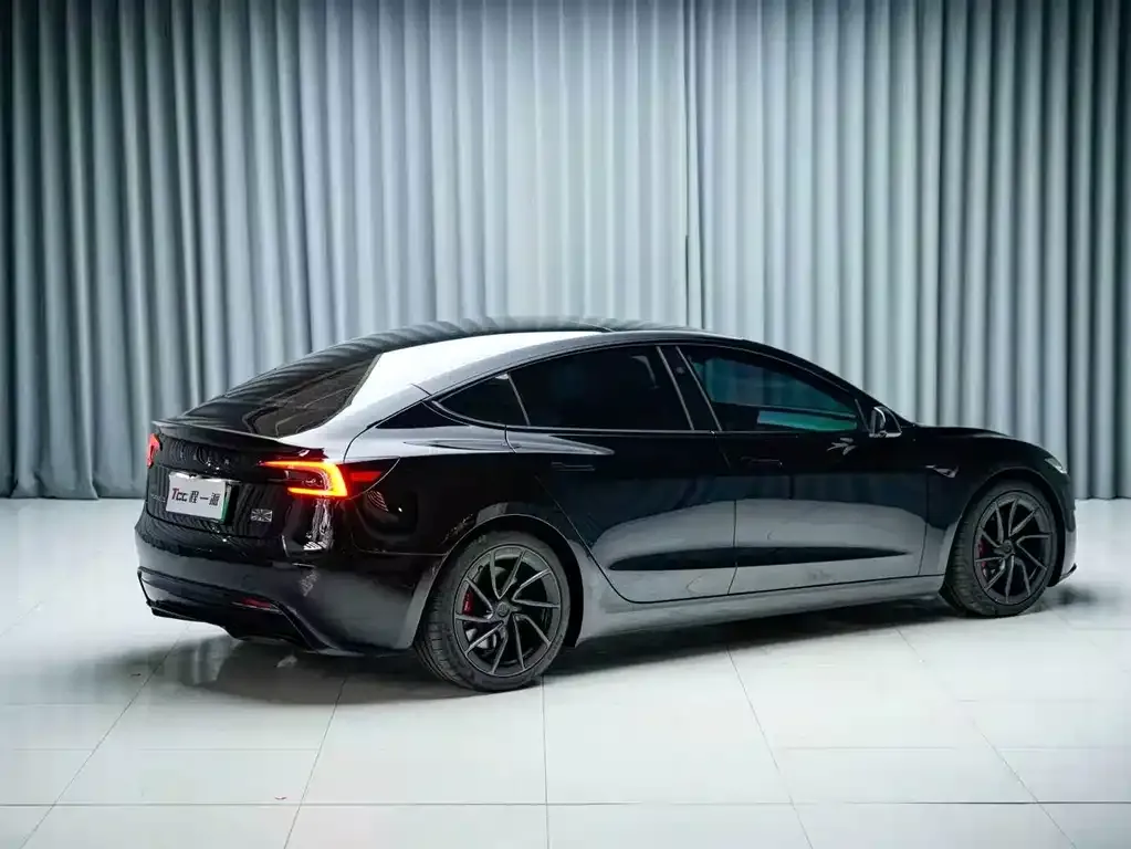 Tesla Model 3 — фото 10