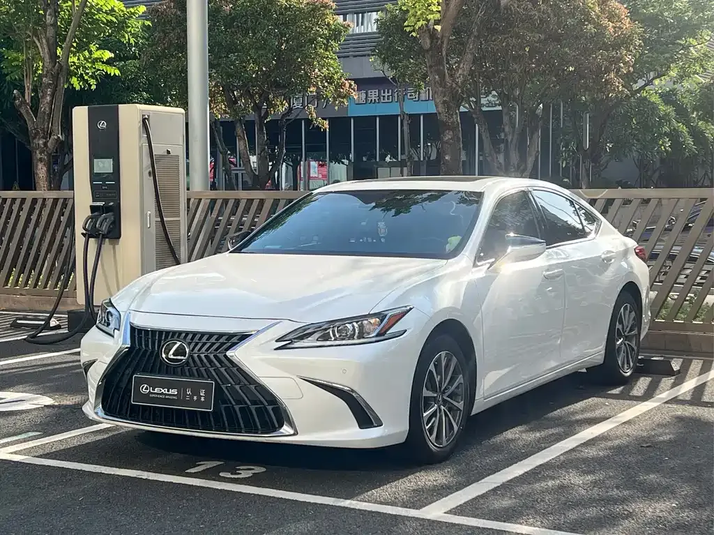 Lexus ES — фото 1